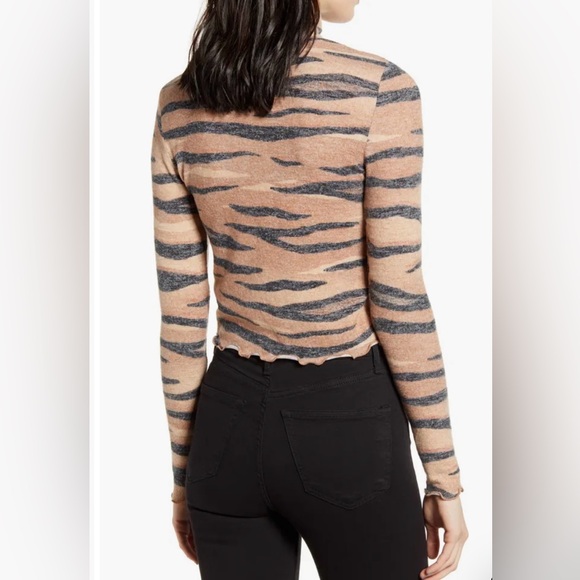 NWOT Love, Fire Tiger Cropped Mock Turtleneck Top M - Picture 2 of 6